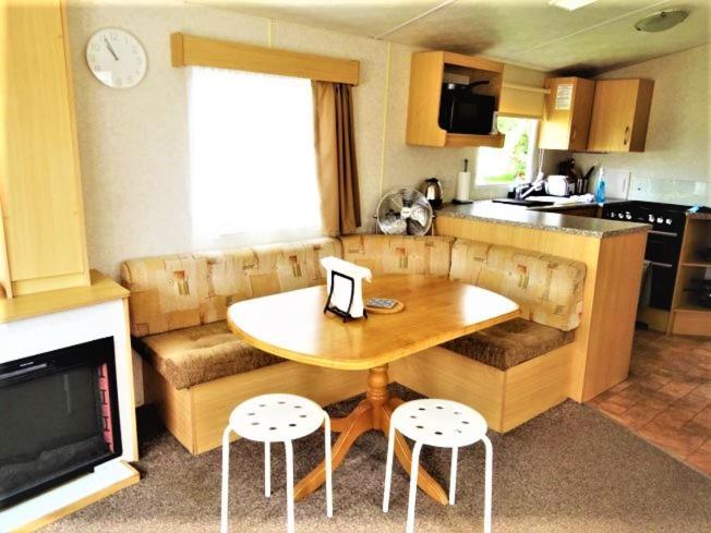 Devon Self Catering Tarka Free Wi-fi Spacious Static Caravan Sleeps 4 Pets Allowed Location Devon Ex31 4au Just 6 Miles From Saunton Sands Please Note No Sign Written Vehicles Are Allowed To Park On The Overnight