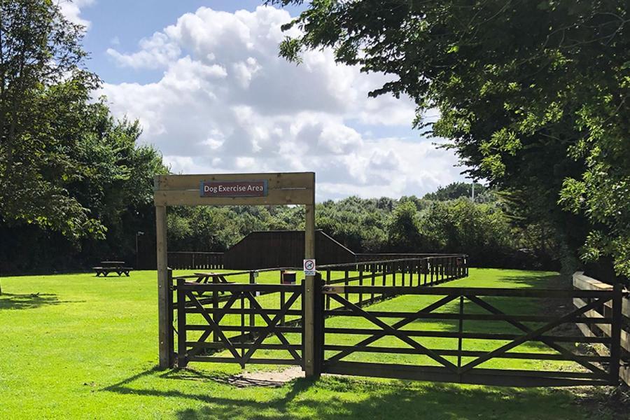 Сasa de vacaciones Devon Self Catering Tarka Free Wi-fi Spacious Static Caravan Sleeps 4 Pets Allowed Location Devon Ex31 4au Just 6 Miles From Saunton Sands Please Note No Sign Written Vehicles Are Allowed To Park On The Overnight